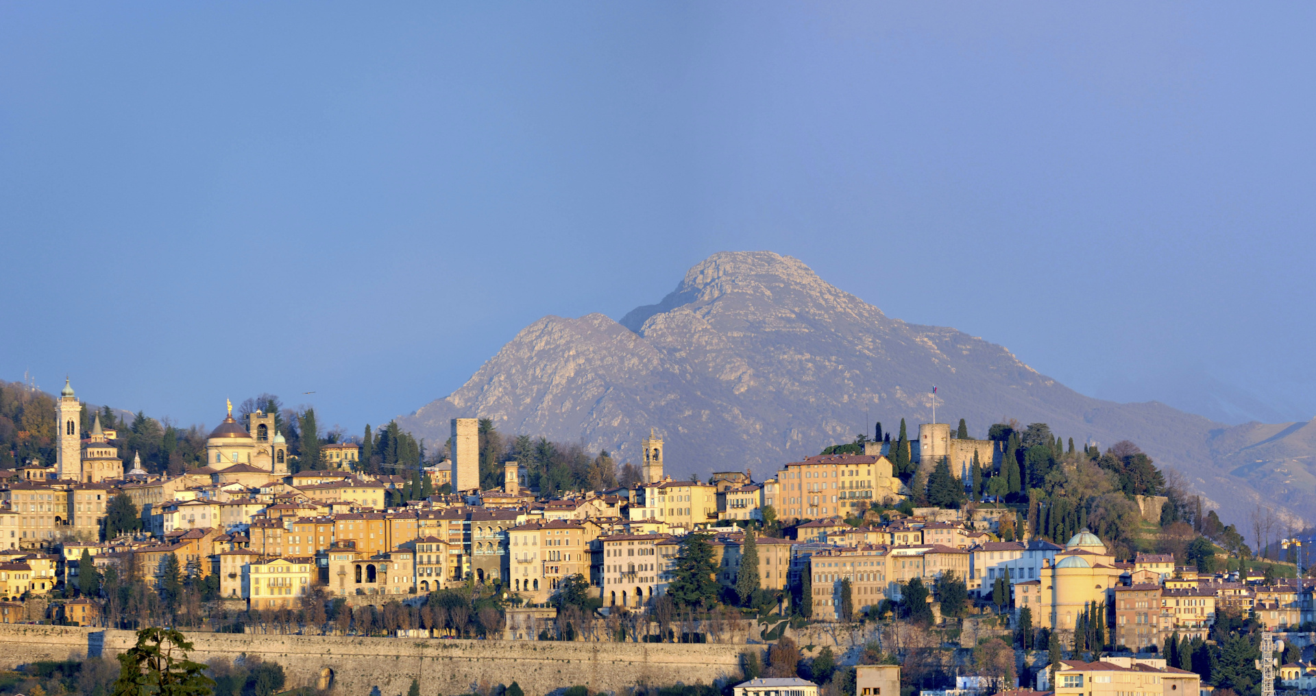 Città Alta e sullo sfondo il Resegone. Città Alta e sullo sfondo il Resegone.
