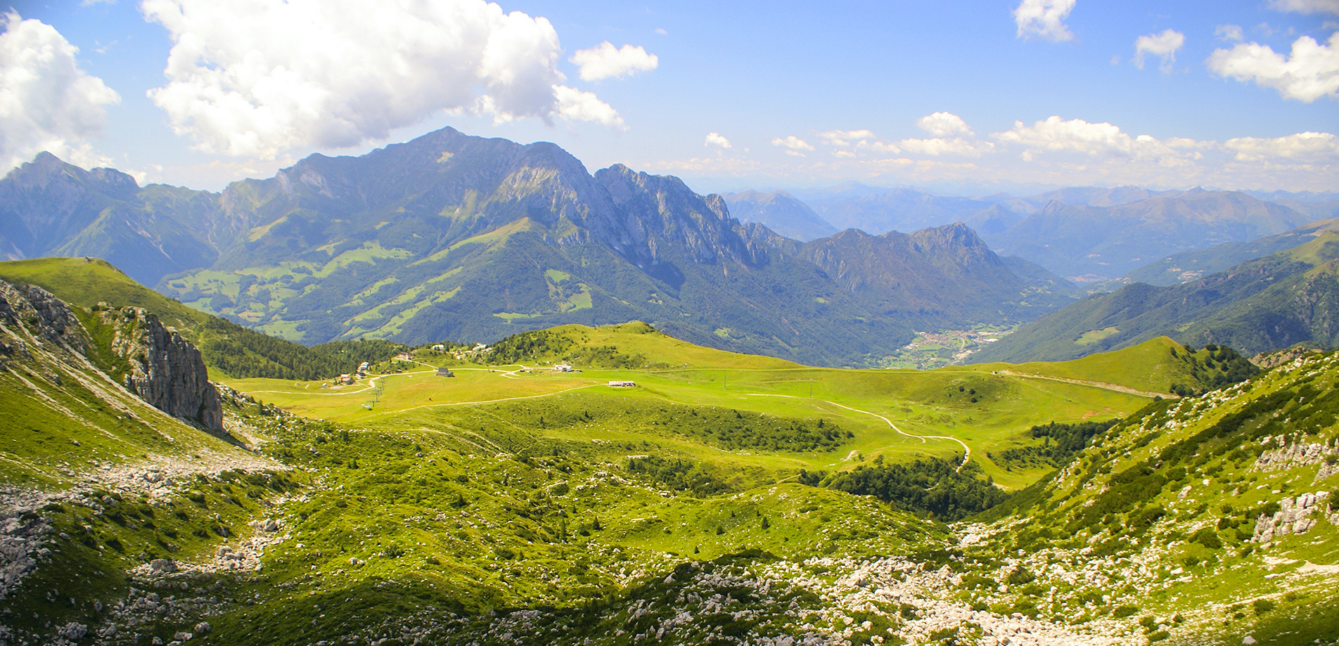 Gli ampi Piani di Bobbio con vista sulle Grigne. Gli ampi Piani di Bobbio con vista sulle Grigne.