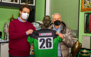 La nuova maglia Spallone neroverde con la scritta Italsacci - Il Vicedirettore dell'impianto Italsacci di Cagnano Amiterno ing. Pierluigi Loreto e il Vicepresidente della Polisportiva L’Aquila Rugby Domenico Evangelista.