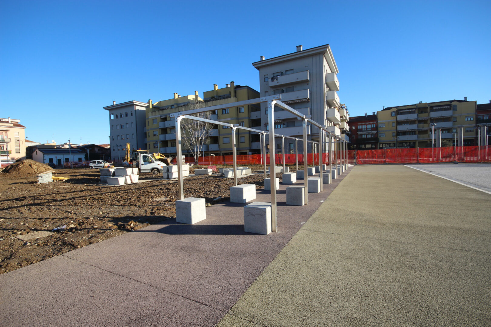 La nuova piazza dello spazio polifunzionale in costruzione La nuova piazza dello spazio polifunzionale in costruzione