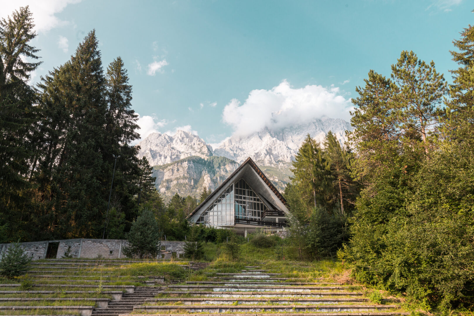 Chiesa di Nostra Signora del Cadore, Villaggio ENI di Borca di Cadore