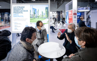Clienti e progettisti in visita allo stand Italcementi e Calcestruzzi.