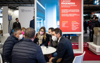 Clienti e progettisti in visita allo stand Italcementi e Calcestruzzi.