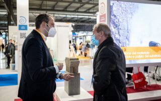 Clienti e progettisti in visita allo stand Italcementi e Calcestruzzi.