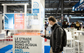 Clienti e progettisti in visita allo stand Italcementi e Calcestruzzi.