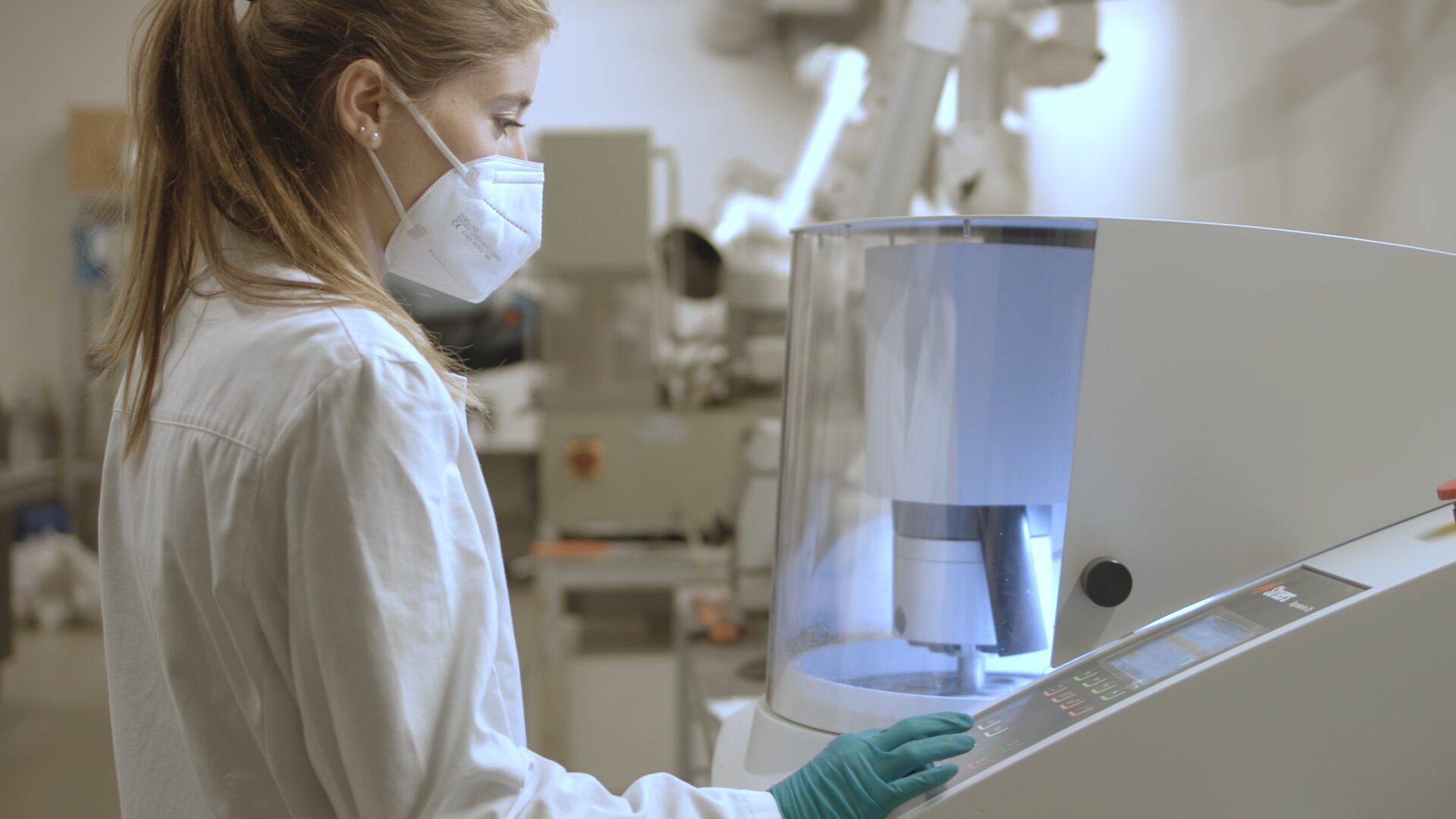 Giada Biava nei laboratori di i.lab, la sede di Italcementi al Kilometro Rosso, Bergamo Giada Biava nei laboratori di i.lab, la sede di Italcementi al Kilometro Rosso, Bergamo