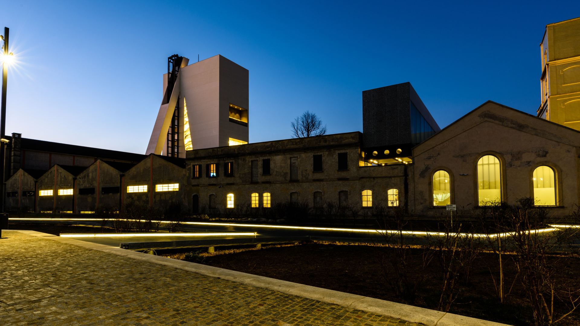 Il complesso della Fondazione Prada in notturna.