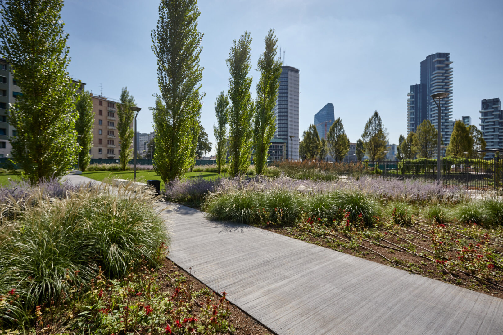 Percorsi pedonali realizzati con calcestruzzo i.design MOSAICO all'interno del Parco Biblioteca degli Alberi di Milano