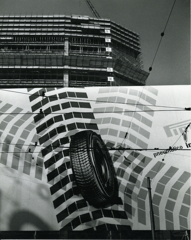 Il grattacielo Pirelli nel 1958, durante la sua costruzione, fotografato da Paolo Monti; in primo piano una pubblicità dell’azienda. Il grattacielo Pirelli nel 1958, durante la sua costruzione, fotografato da Paolo Monti; in primo piano una pubblicità dell'azienda.
