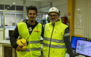 Il Responsabile Produzione con lo studente che lo ha affiancato durante l'alternanza, Riccardo..