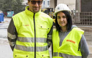 Il Vicedirettore della cementeria con Giulia Beatrice, la studentessa che lo ha affiancato durante il progetto..